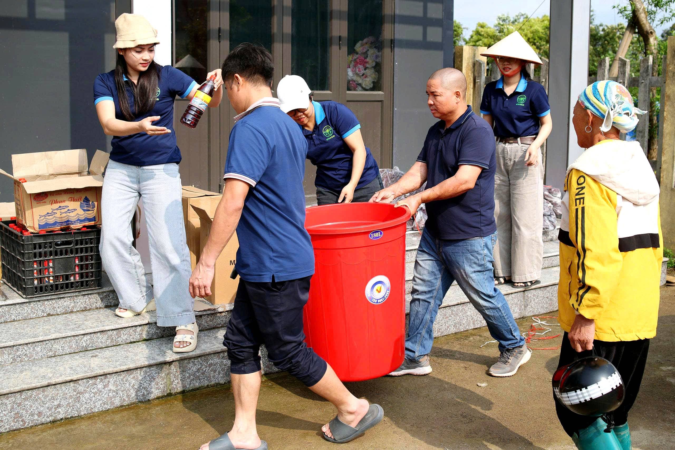 Tình nguyện viên ALOCOM trao tặng nhu yếu phẩm