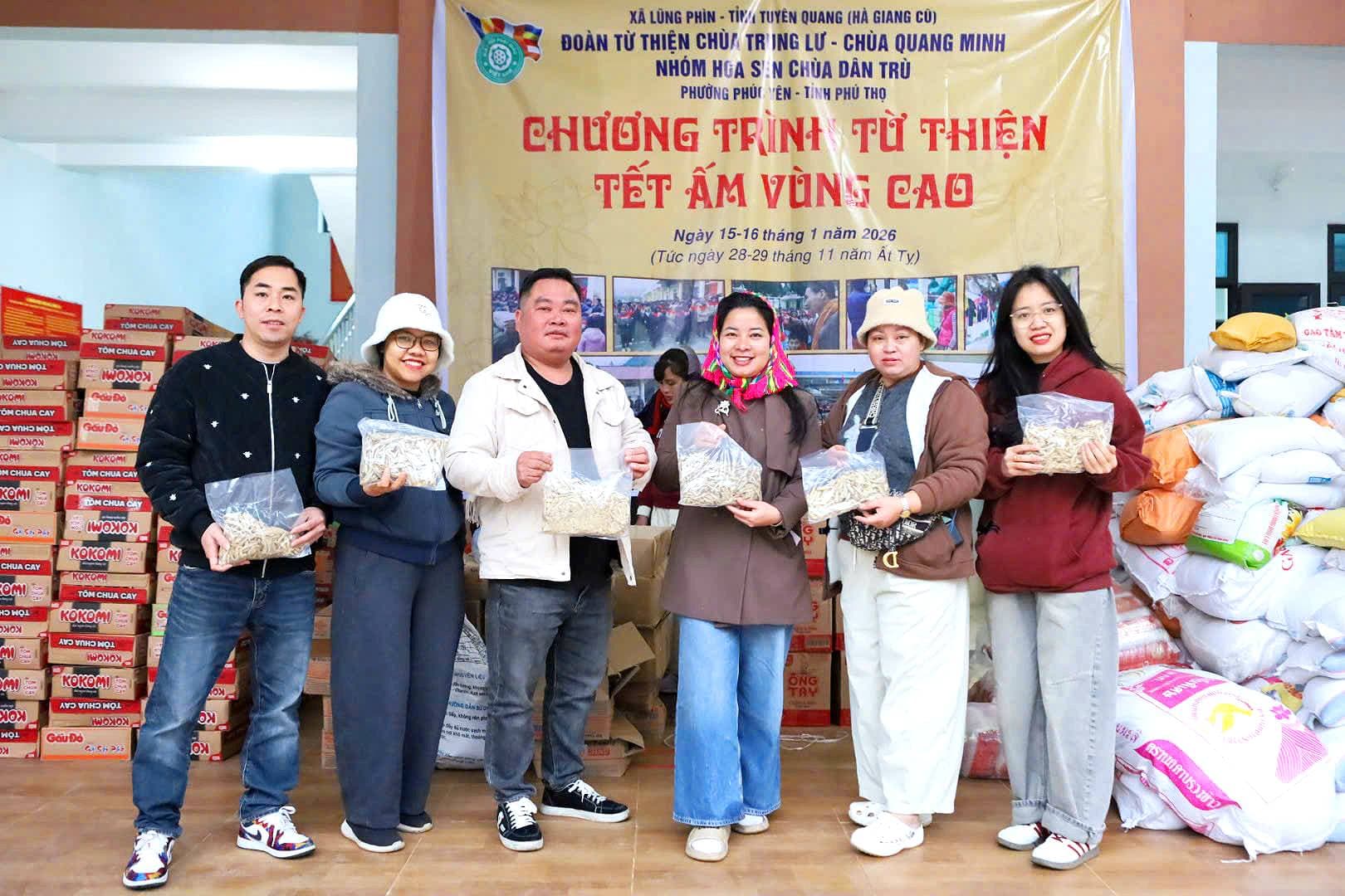 Đội ngũ ALOCOM cầm túi quà tại chương trình Tết ấm vùng cao