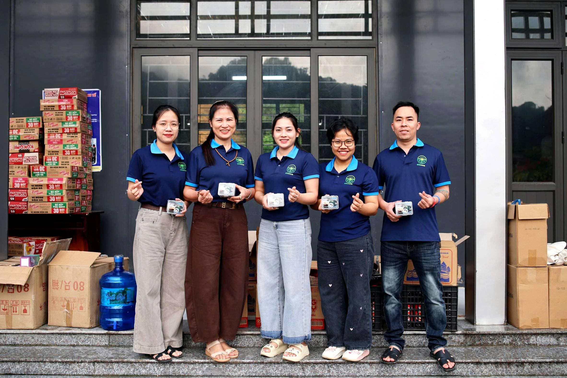 Nhân viên ALOCOM chụp ảnh cùng quà tặng