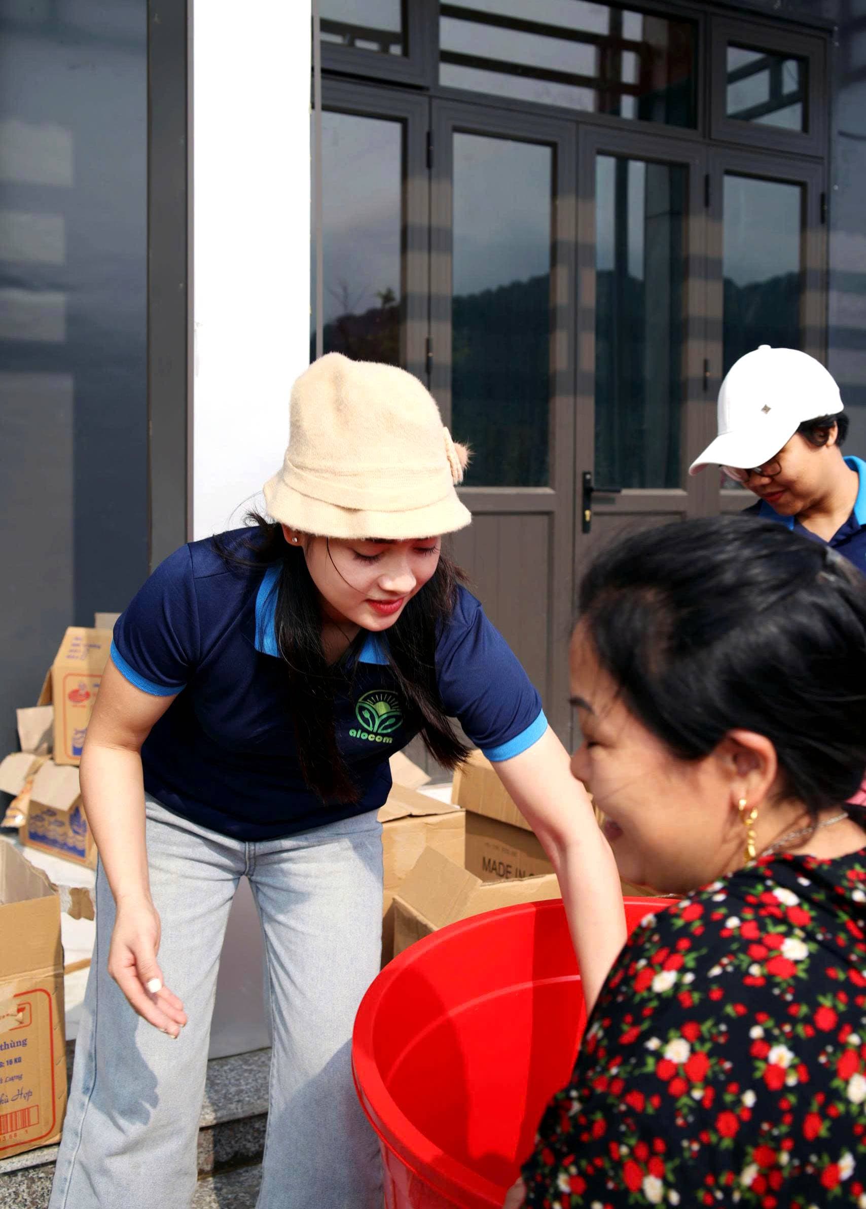 Nhân viên ALOCOM trao tặng nhu yếu phẩm cho người dân