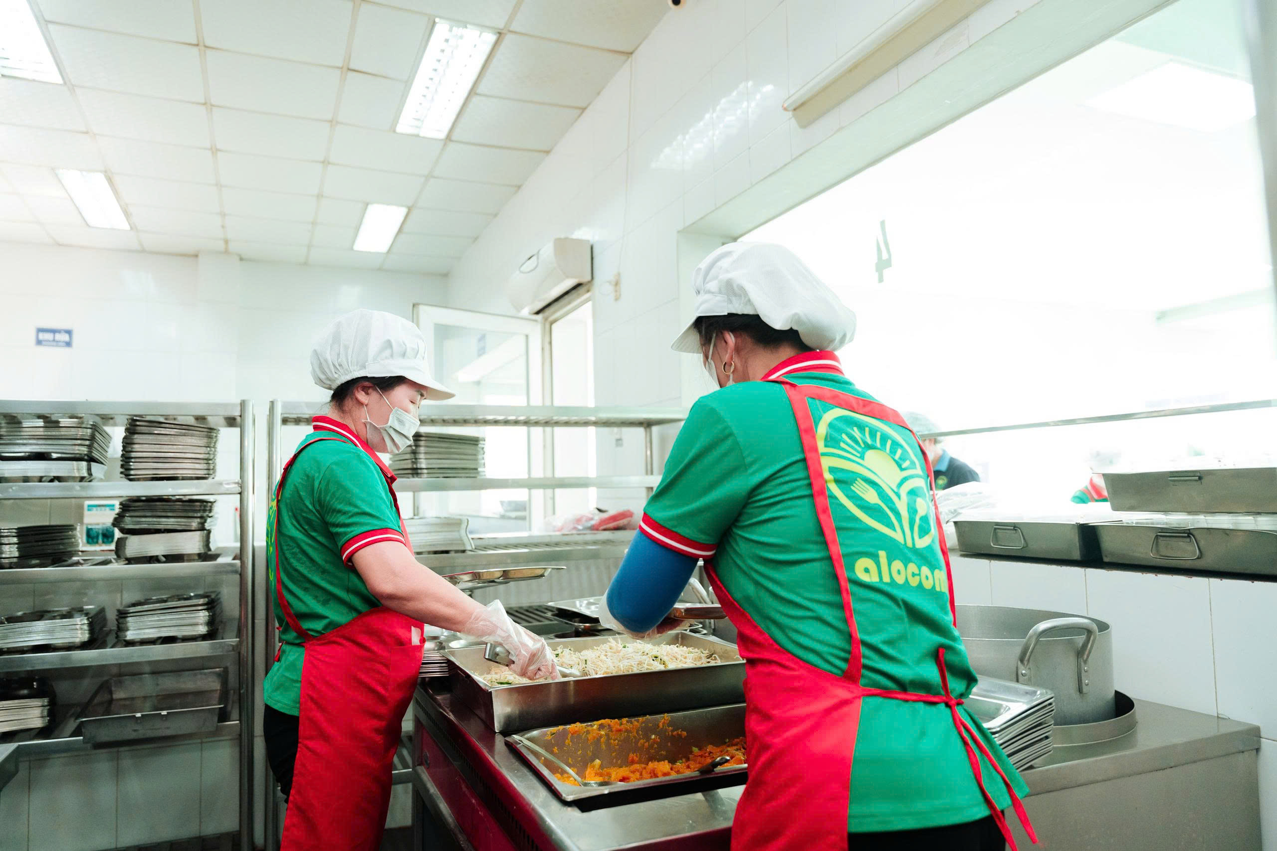 Hoạt động chế biến minh họa năng lực bếp; không đại diện cho chế độ ăn điều trị.