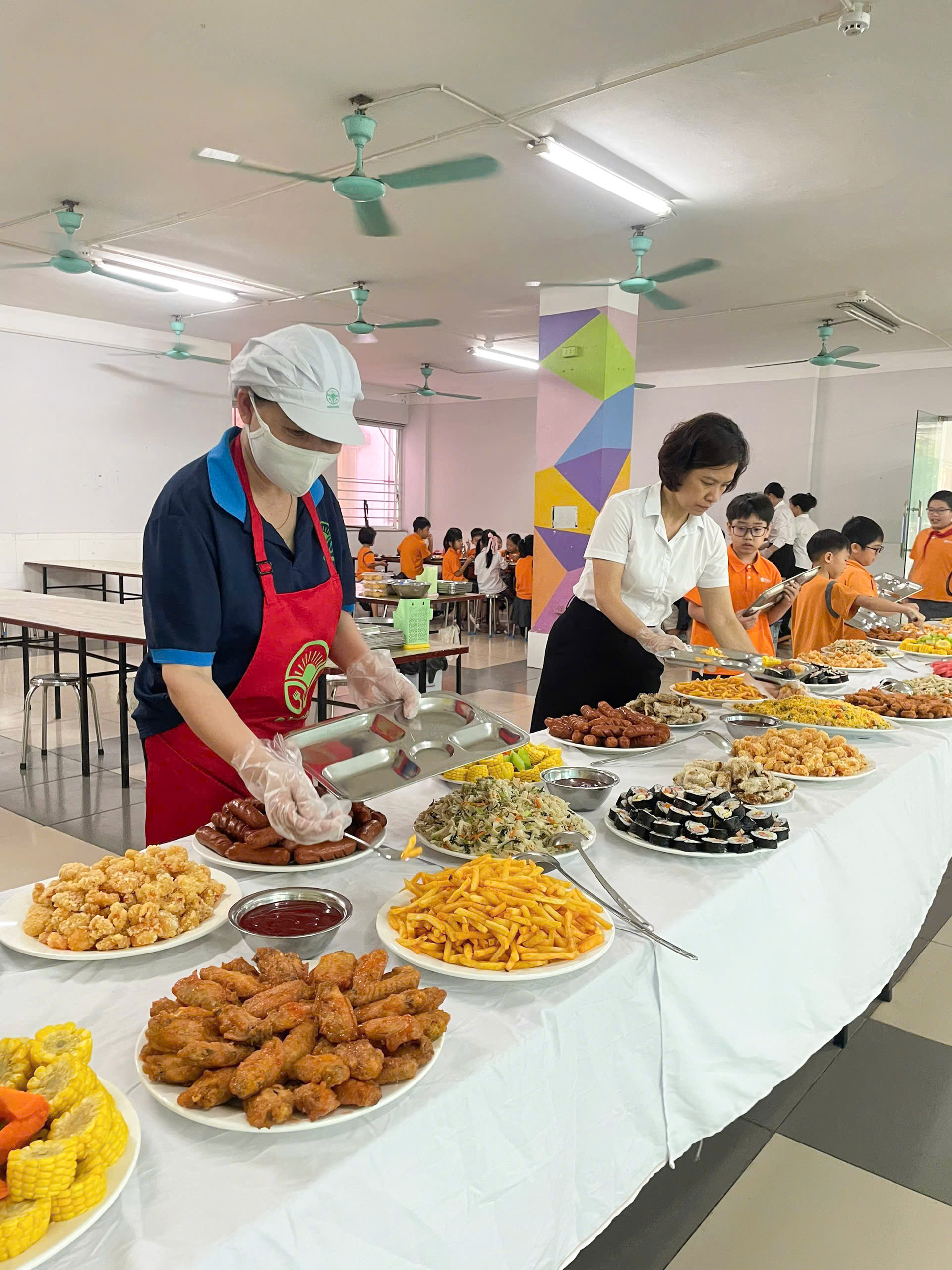 Hình ảnh canteen và phục vụ học sinh trong hồ sơ