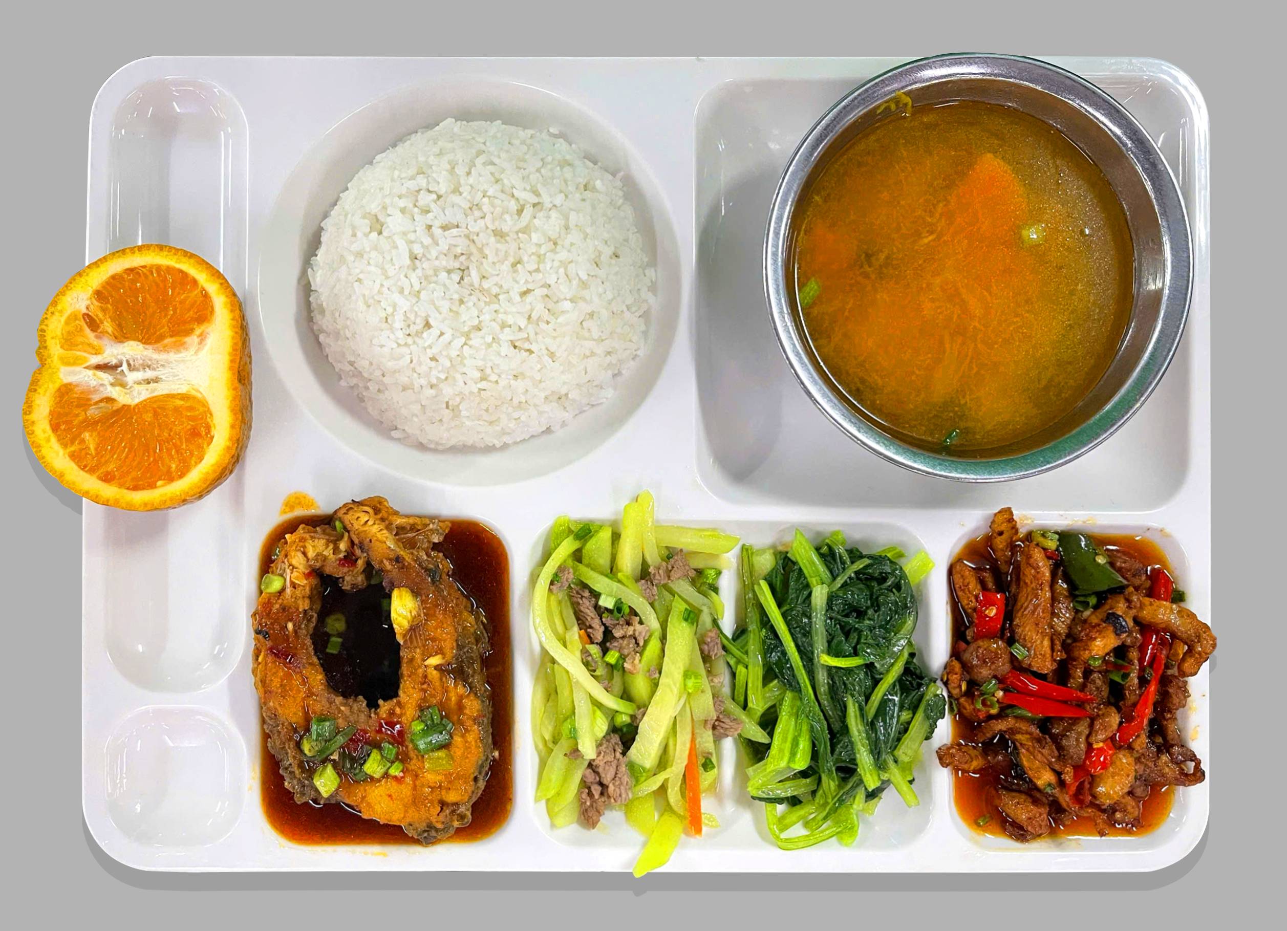 Vì sao thay đổi thực đơn suất ăn cần có kiểm soát?